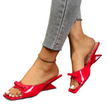 SANDALE MULE VERNIS A TALON SCULPTE